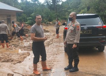 Sigap Bantu Warga di Lokasi Bencana, Brimob Polda Sumut Pulihkan Aktivitas Warga Tapanuli Utara