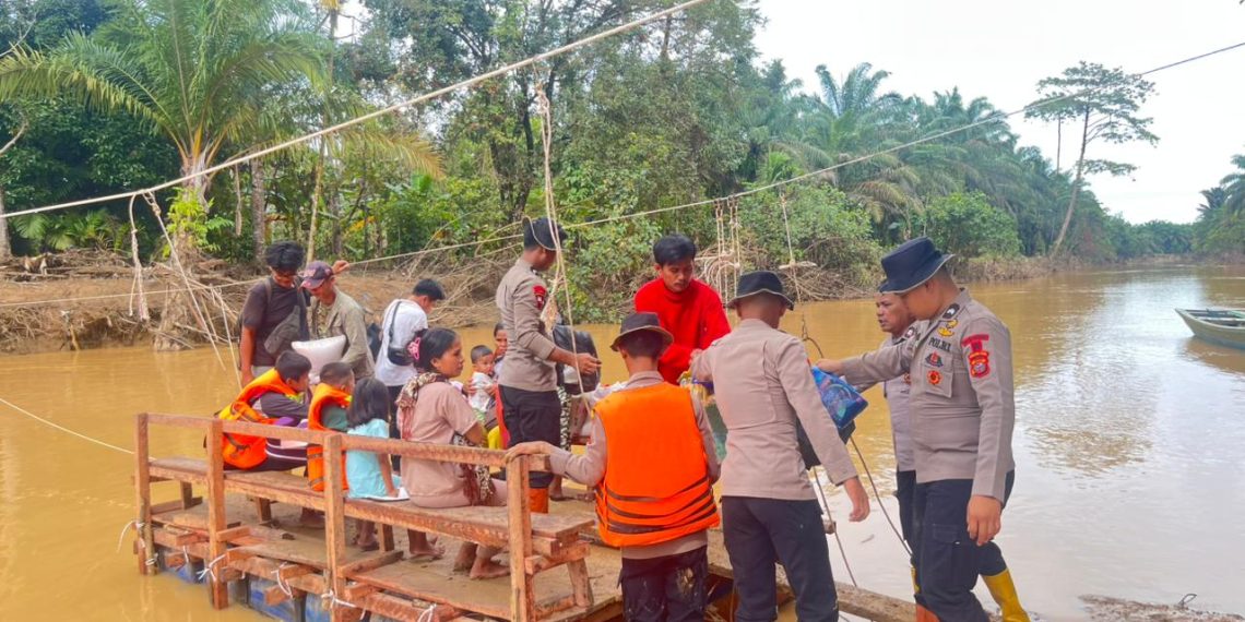 Bergotong Royong Rakit Jembatan Darurat, Polda Sumut Sambungkan Kembali Akses Warga Tapanuli Tengah