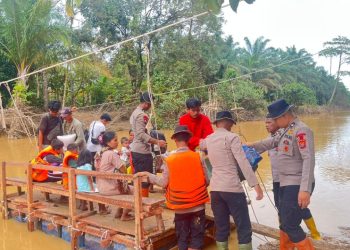 Bergotong Royong Rakit Jembatan Darurat, Polda Sumut Sambungkan Kembali Akses Warga Tapanuli Tengah
