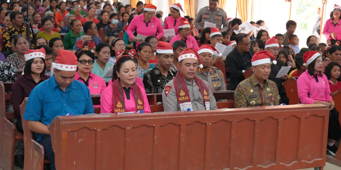 Kapolda Sumut dan Bhayangkari Hadirkan Kehangatan Natal bagi Korban Banjir dan Longsor di Humbahas