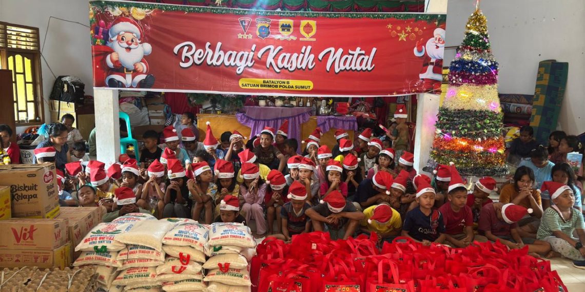 Brimob Polda Sumut Berbagi Kasih Natal bagi Korban Bencana di Tapanuli Utara