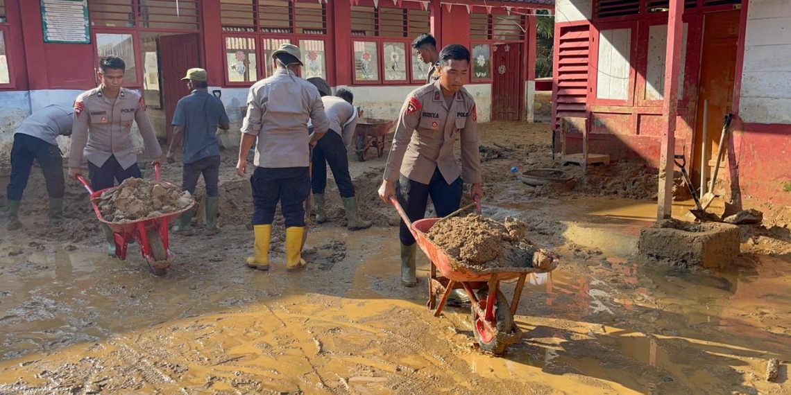 Sekolah Terdampak Bencana Dibersihkan, Polda Sumut Fokus Pulihkan Dunia Pendidikan