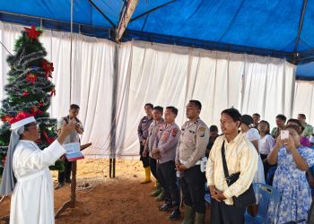 Polres Tapteng Fasilitasi Perayaan Natal Bersama Pengungsi Korban Bencana Alam di Hutanabolon