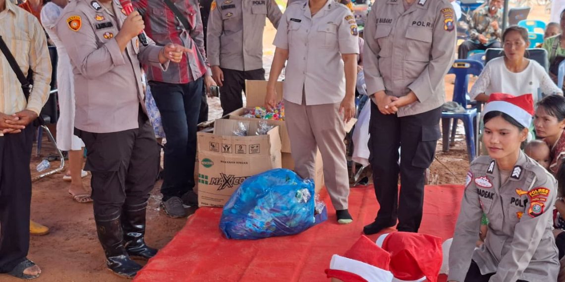 Polres Tapteng Gelar Perayaan Natal Bersama Pengungsi Korban Bencana Alam di Posko Sipange Hutanabolon