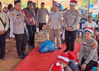Polres Tapteng Gelar Perayaan Natal Bersama Pengungsi Korban Bencana Alam di Posko Sipange Hutanabolon