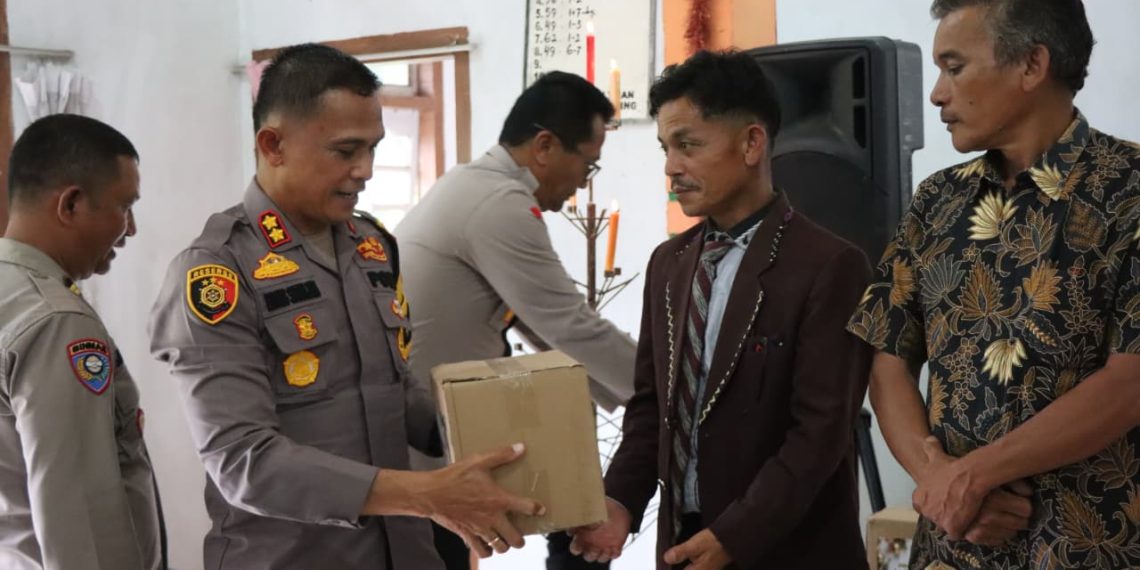 Rayakan Natal di Tengah Bencana, Polri Hadir Menguatkan Warga Adiankoting