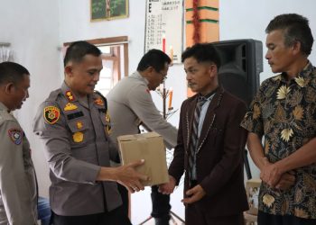 Rayakan Natal di Tengah Bencana, Polri Hadir Menguatkan Warga Adiankoting