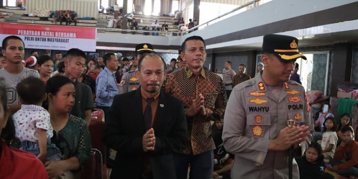 Polres Tapteng Rayakan Natal 2025 Bersama Pengungsi Korban Bencana di GOR Pandan