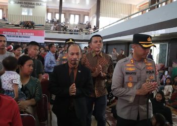 Polres Tapteng Rayakan Natal 2025 Bersama Pengungsi Korban Bencana di GOR Pandan
