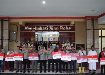 Wakapolri Salurkan Bantuan Kemanusiaan dan Siapkan Sumur Bor bagi Warga Terdampak Banjir Bandang Tapteng