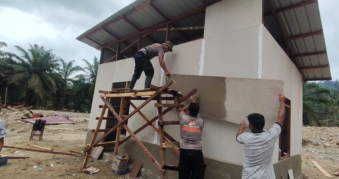 Brimob Polda Sumut Bersama Warga Percepat Pembangunan Hunian Sementara Korban Banjir di Tapsel
