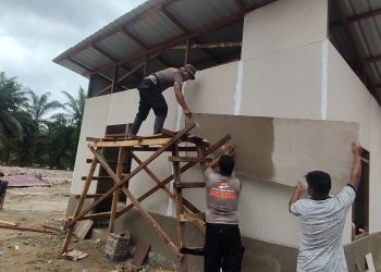 Brimob Polda Sumut Bersama Warga Percepat Pembangunan Hunian Sementara Korban Banjir di Tapsel