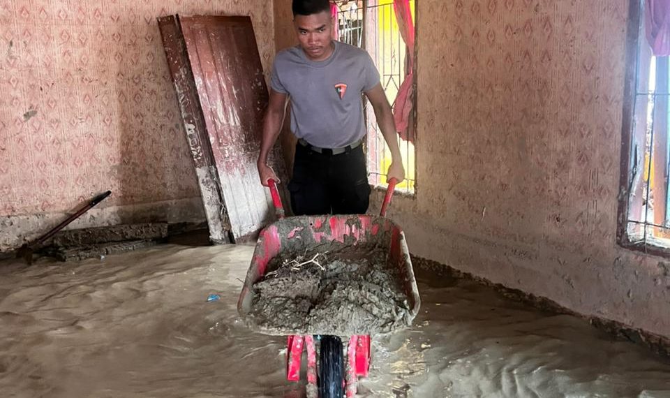 Tak Kenal Lelah, Polda Sumut Terus Bantu Bersihkan Rumah Warga Terdampak Banjir di Batang Toru