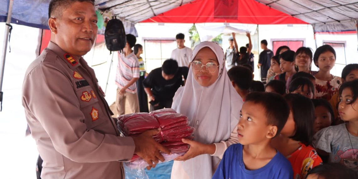 Peduli Masa Depan Anak Bangsa, Wakapolri Beri Bantuan Seragam Sekolah Pasca Bencana di Tapteng