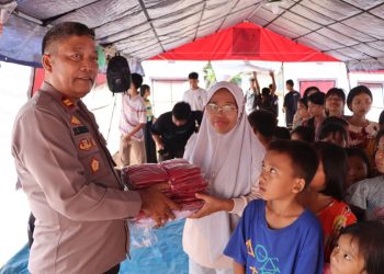 Peduli Masa Depan Anak Bangsa, Wakapolri Beri Bantuan Seragam Sekolah Pasca Bencana di Tapteng