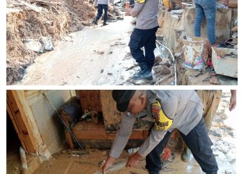 Bhabinkamtibmas dan Babinsa Bantu Warga Bersihkan Rumah Pasca Banjir dan Longsor di Sibolga Selatan
