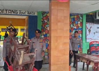 Brimob Polda Sumut Turun Tangan Bersihkan SMP Negeri 1 Tanjung Pura Pasca Banjir