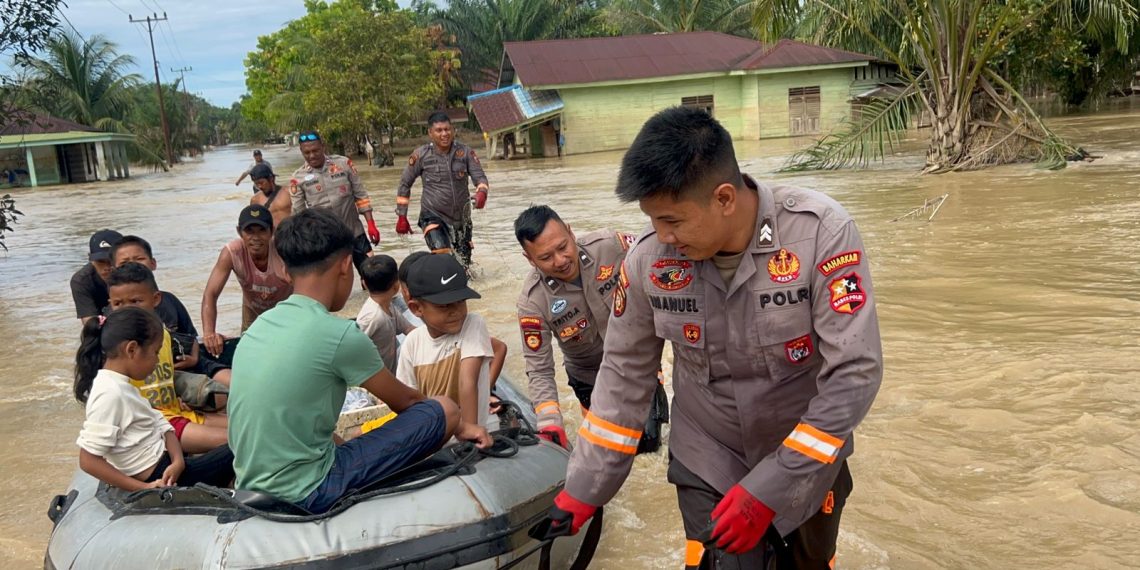 Polri Adaptif Hadapi Situasi Lapangan, Polsatwa K-9 Alihkan Prioritas untuk Bantu Warga Terdampak Banjir
