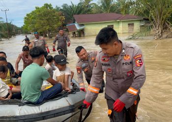 Polri Adaptif Hadapi Situasi Lapangan, Polsatwa K-9 Alihkan Prioritas untuk Bantu Warga Terdampak Banjir