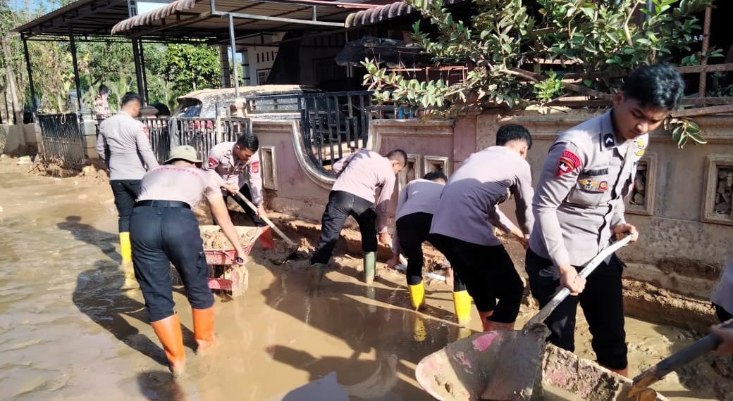 Polri Hadir Bersama Warga, Personel Polda Sumut Bersihkan Selokan dan Lingkungan di Tapanuli Tengah