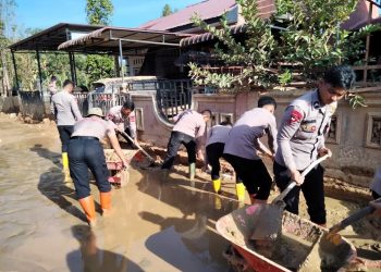 Polri Hadir Bersama Warga, Personel Polda Sumut Bersihkan Selokan dan Lingkungan di Tapanuli Tengah