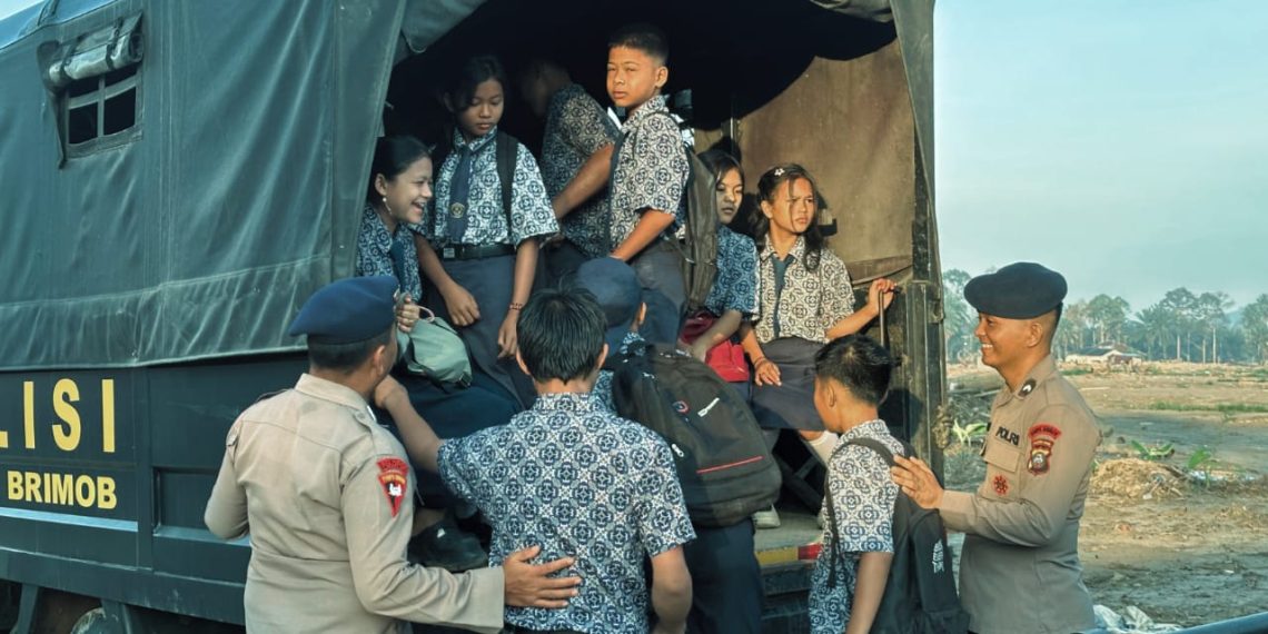 Peduli Masa Depan, Brimob Polda Sumut Antar Anak Sekolah Terdampak Banjir Bandang di Batang Toru