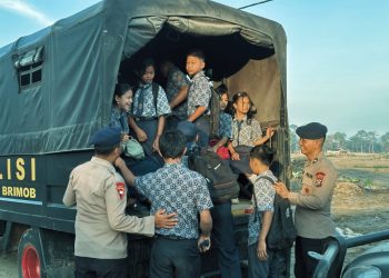 Peduli Masa Depan, Brimob Polda Sumut Antar Anak Sekolah Terdampak Banjir Bandang di Batang Toru