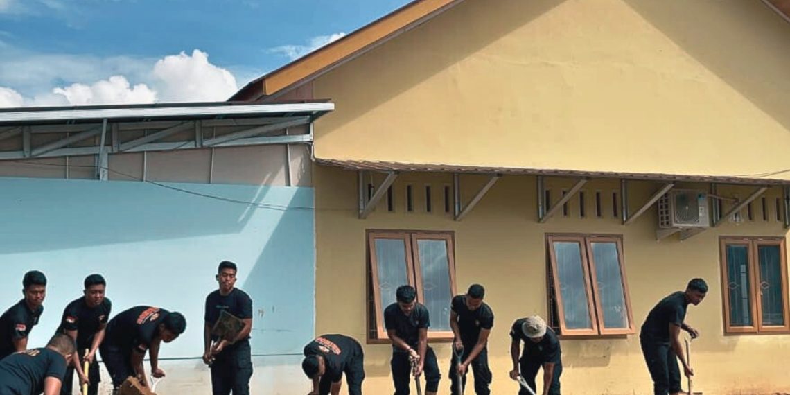 Dari Selokan Hingga Air Bersih, Brimob Batalyon A Pelopor Bantu Warga Pulihkan Aktivitas