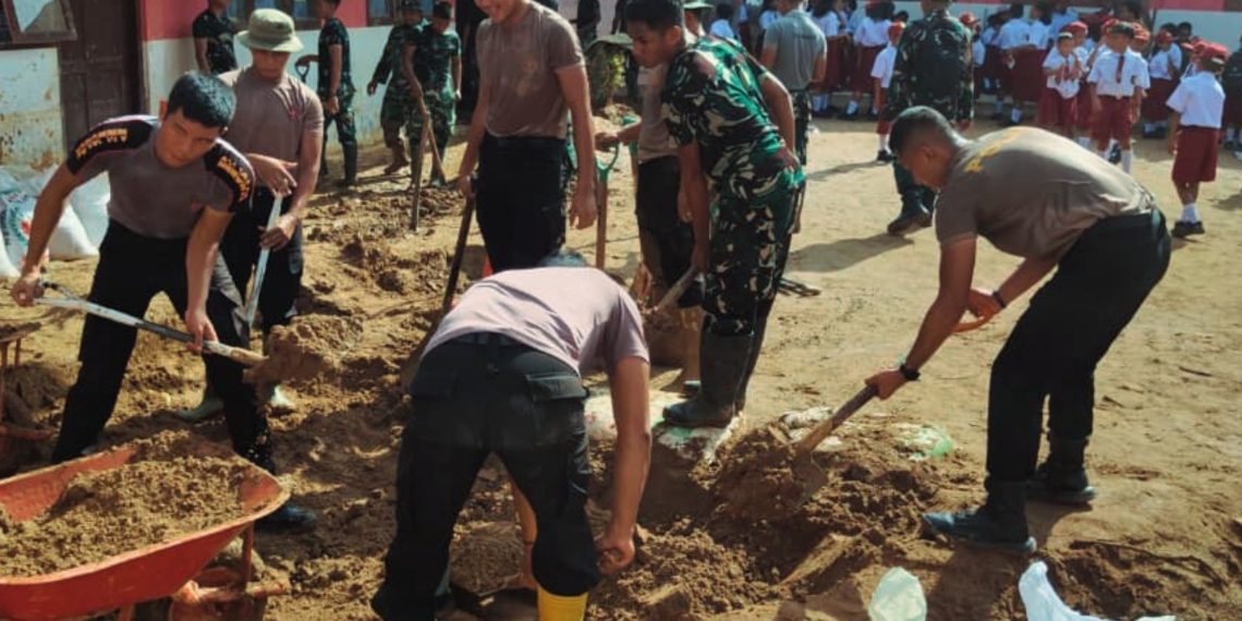 Sekolah Terdampak Bencana Dibersihkan, Brimob–TNI Percepat Pemulihan Pendidikan di Tapanuli Tengah