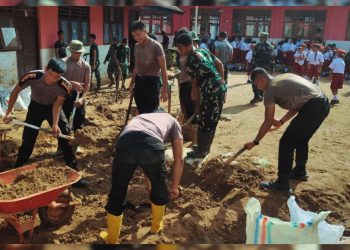 Sekolah Terdampak Bencana Dibersihkan, Brimob–TNI Percepat Pemulihan Pendidikan di Tapanuli Tengah