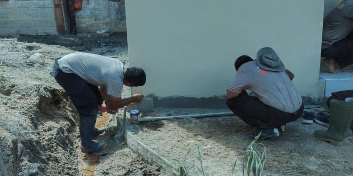 Brimob Polda Sumut dan Warga Satukan Tenaga Wujudkan MCK Layak bagi Korban Banjir Tolang Julu