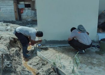 Brimob Polda Sumut dan Warga Satukan Tenaga Wujudkan MCK Layak bagi Korban Banjir Tolang Julu