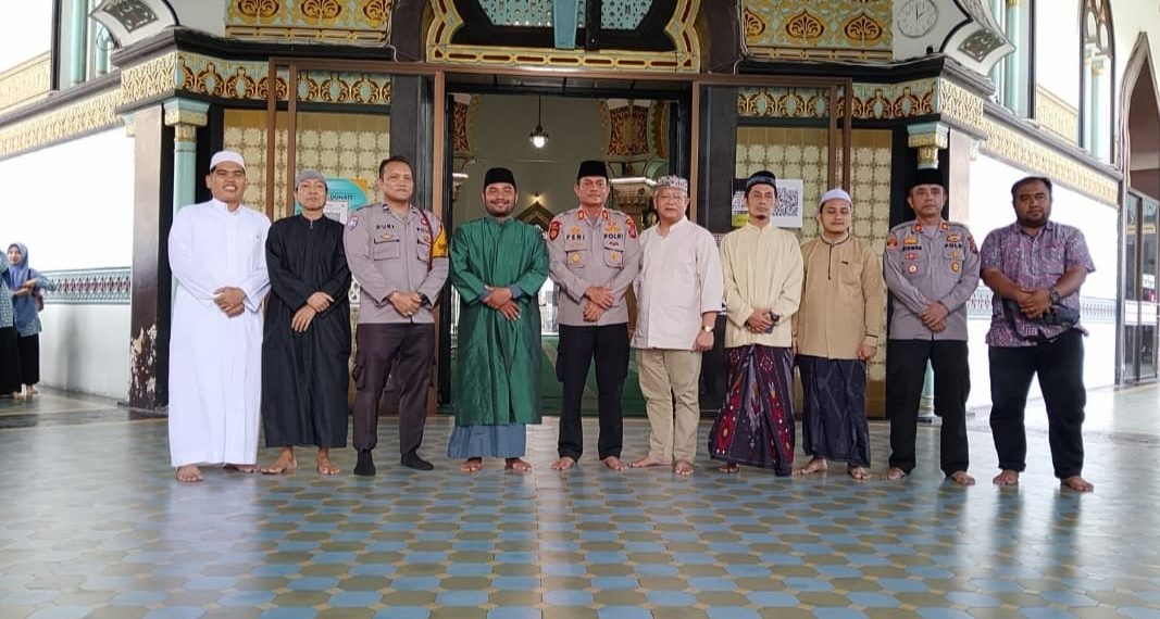 AKP Feriawan, S.H Melaksanakan Sholat Jumat Berjamaah Bersama Pengurus BKM Masjid Raya Al-Mashun Kota Medan