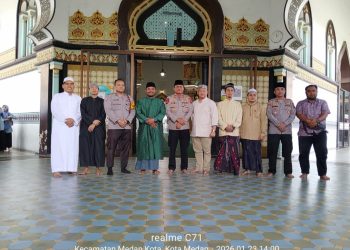 AKP Feriawan, S.H Melaksanakan Sholat Jumat Berjamaah Bersama Pengurus BKM Masjid Raya Al-Mashun Kota Medan