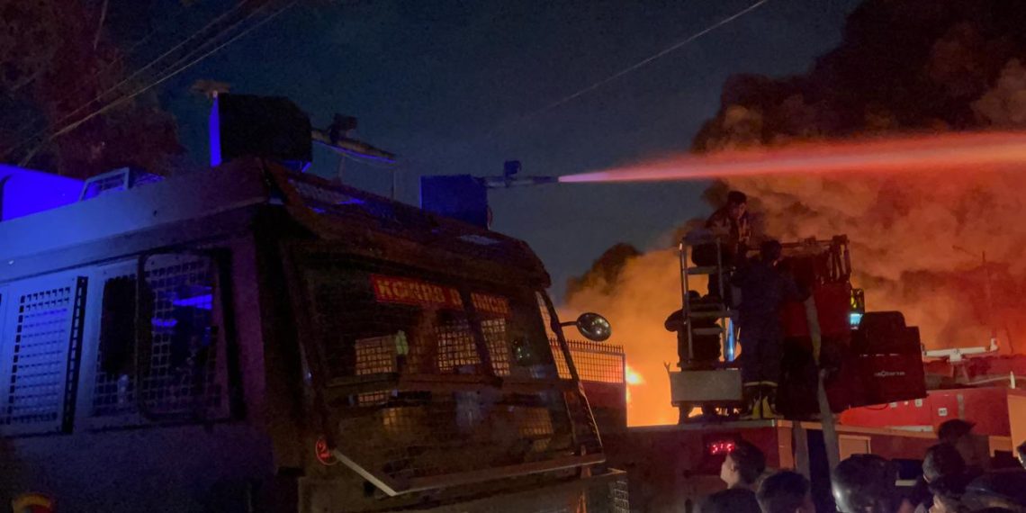 Sigap dan Tanggap, Mobil Armoured Water Cannon (AWC) Brimob Polda Sumut Dikerahkan Padamkan Kebakaran Hebat di PT Garuda Mas Perkasa