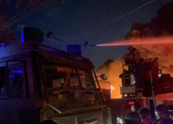 Sigap dan Tanggap, Mobil Armoured Water Cannon (AWC) Brimob Polda Sumut Dikerahkan Padamkan Kebakaran Hebat di PT Garuda Mas Perkasa