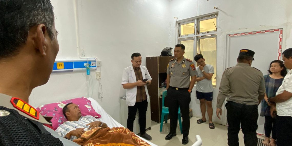 Peduli Dengan Anggotanya Kapolres Pakpak Bharat Besuk Kapolsek Sukaramai Di RSUD Sidikalang.