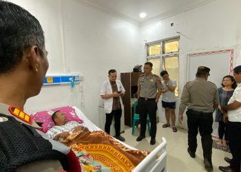 Peduli Dengan Anggotanya Kapolres Pakpak Bharat Besuk Kapolsek Sukaramai Di RSUD Sidikalang.