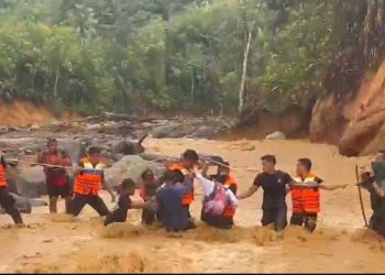 Polri Hadir Saat Darurat, Brimob Polda Sumut Evakuasi 45 Warga Terisolir Banjir di Tapteng