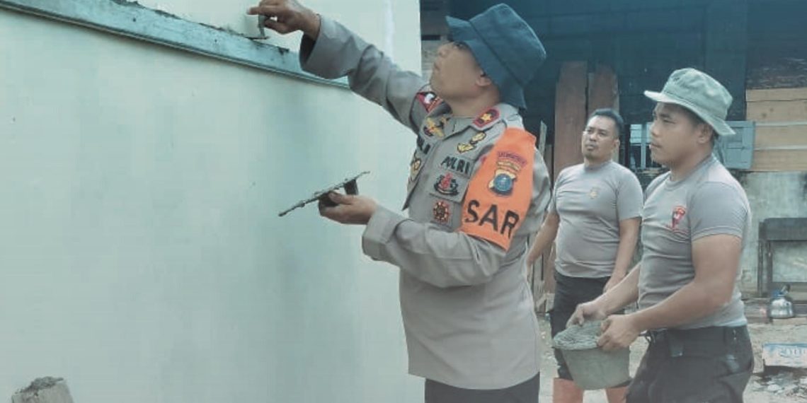 Brimob Polda Sumut Bangun MCK untuk Warga Terdampak Banjir di Tolang Julu