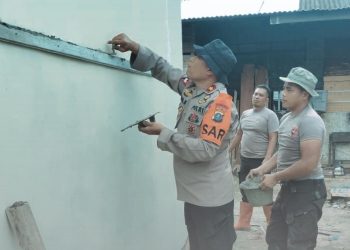 Brimob Polda Sumut Bangun MCK untuk Warga Terdampak Banjir di Tolang Julu