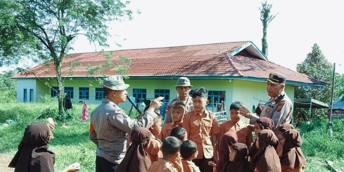 Kunjungan Humanis Polri ke Madrasah Sipirok, Cek Fasilitas Pengungsian dan Beri Motivasi Pelajar