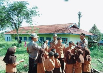Kunjungan Humanis Polri ke Madrasah Sipirok, Cek Fasilitas Pengungsian dan Beri Motivasi Pelajar