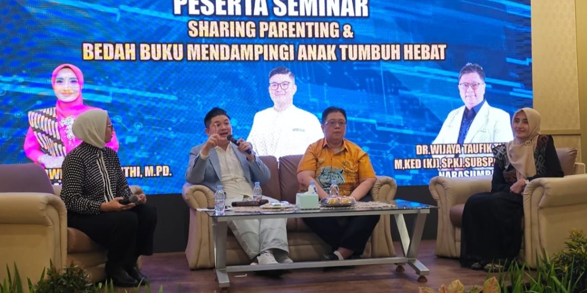 Seminar “Sharing Parenting Dan Bedah Buku Mendampingi Anak Tumbuh Hebat” Dorong Orang Tua Bangun Pola Asuh Positif
