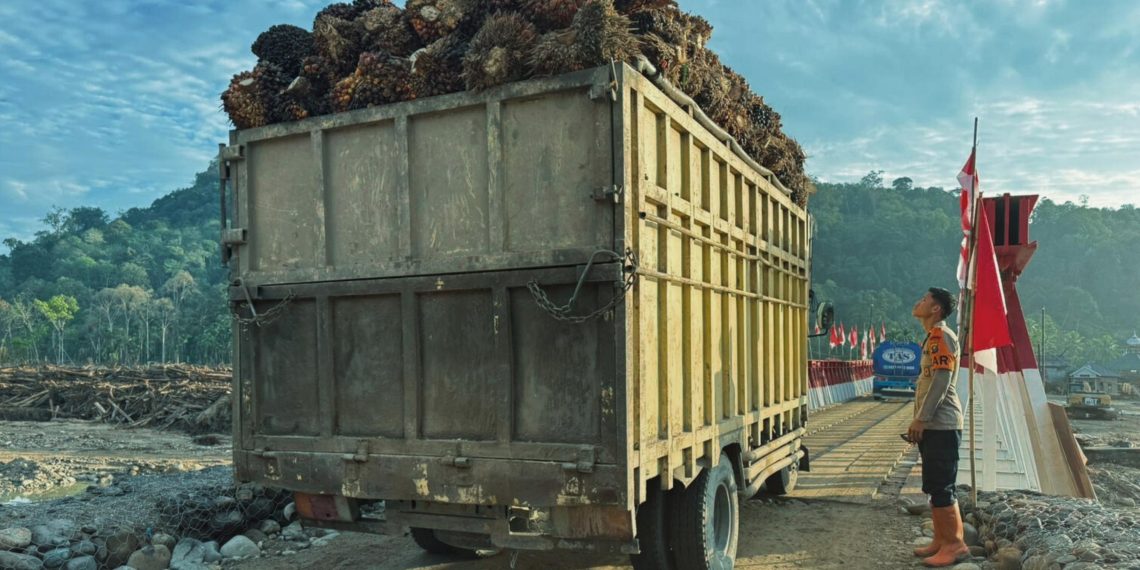 Personel Brimob Kawal Akses Jalan Darurat Desa Garoga demi Kelancaran Mobilitas Warga