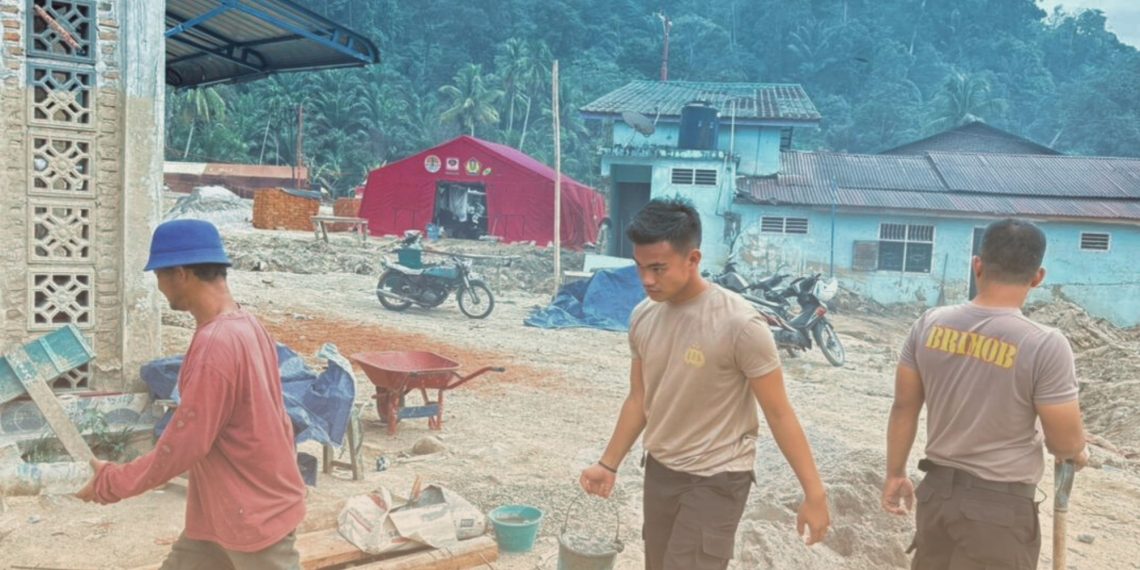 Brimob Hadir Dukung Pemulihan Rumah dan Aktivitas Ibadah Pascabencana Batang Toru