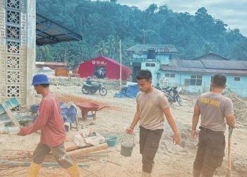Brimob Hadir Dukung Pemulihan Rumah dan Aktivitas Ibadah Pascabencana Batang Toru
