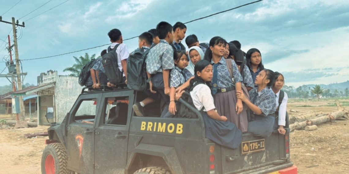 Kepedulian Brimob Jaga Asa Pendidikan Anak-anak Terdampak Bencana di Garoga