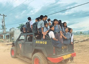 Kepedulian Brimob Jaga Asa Pendidikan Anak-anak Terdampak Bencana di Garoga