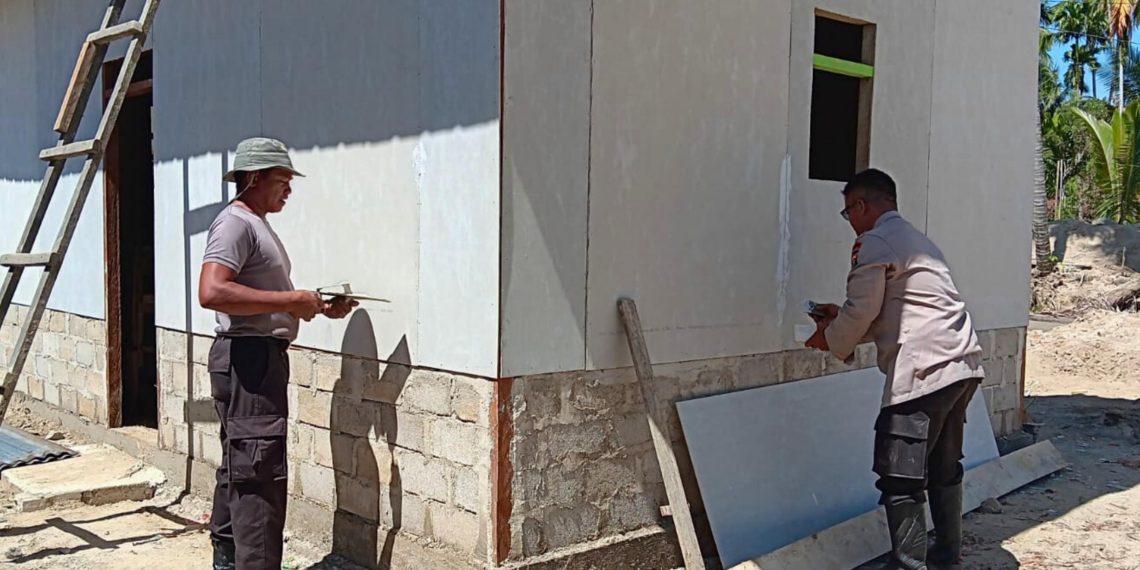 Gotong Royong Brimob dan Warga Bangun Rumah Swadaya Pascabanjir di Tolang Julu